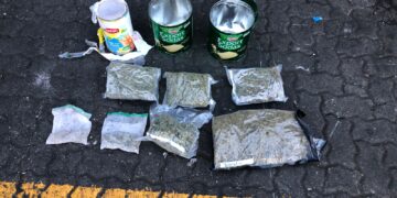 Ocupan siete paquetes de marihuana camuflados en latas de té y galletas