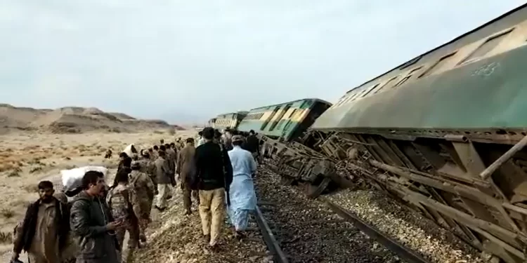 Al menos ocho heridos al descarrilar un tren por un atentado en Pakistán