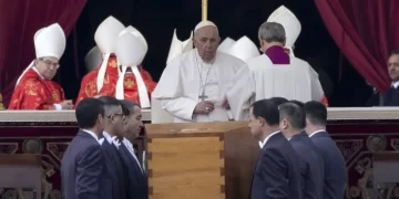 Benedicto XVI, el papa “sabio”, despedido por Francisco ante miles de fieles