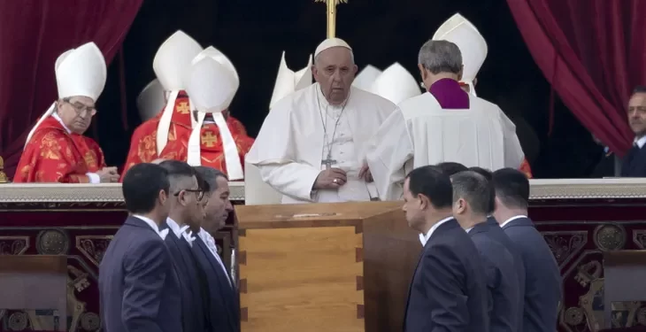 Benedicto XVI, el papa “sabio”, despedido por Francisco ante miles de fieles