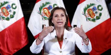 Presidenta de Perú pide perdón, pero se niega a renunciar
