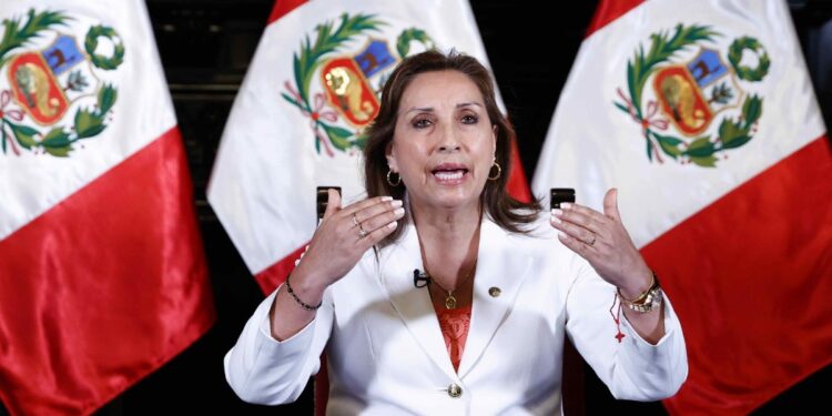Presidenta de Perú pide perdón, pero se niega a renunciar