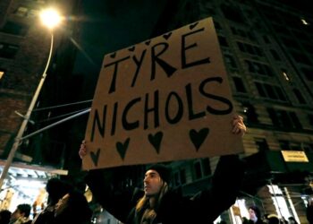Un sexto policía es suspendido por la paliza mortal a un joven negro en EE.UU.