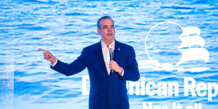 Abinader resalta importancia de agentes de viajes, turoperadores y cadenas de cruceros para el turismo