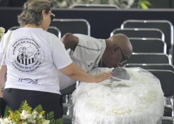 Brasil  se despide de Pelé en el estadio del Santos