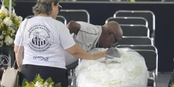 Brasil  se despide de Pelé en el estadio del Santos