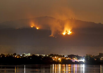 Decretan toque de queda en zonas de incendios en Chile