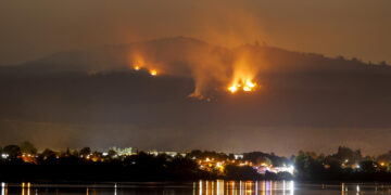 Decretan toque de queda en zonas de incendios en Chile