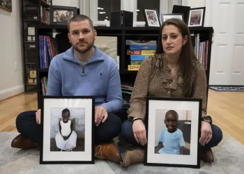 La fiebre de los pasaportes atribuida a la política de EE. UU. frena las adopciones en Haití