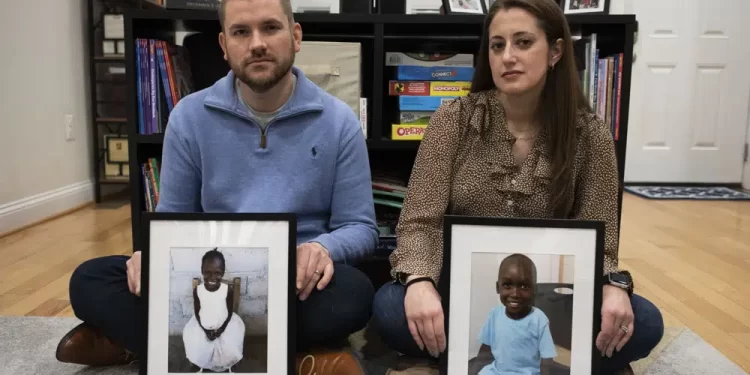 La fiebre de los pasaportes atribuida a la política de EE. UU. frena las adopciones en Haití