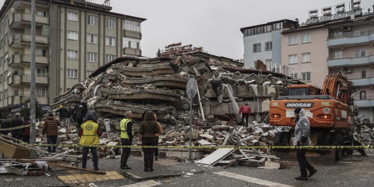 Turquía y Siria esperan la llegada de las ayudas internacionales mientras la cifra de muertos ya supera los 5.000