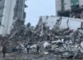Apresan a constructores de edificios que se derrumbaron en Turquía