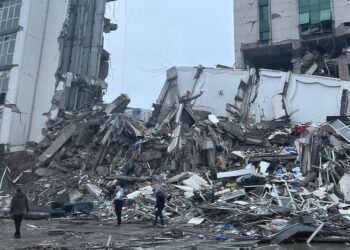 Apresan a constructores de edificios que se derrumbaron en Turquía