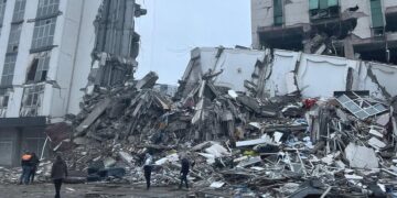 Apresan a constructores de edificios que se derrumbaron en Turquía