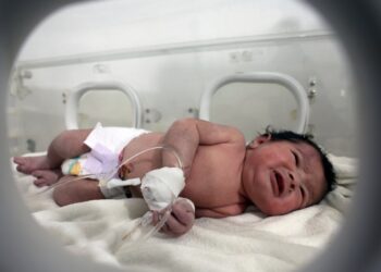 Hombres armados irrumpen en el hospital de un recién nacido salvado del terremoto en Siria