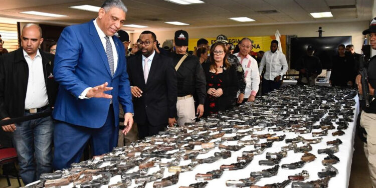 Interior y Policía y Ministerio Público sacan de las calles 503 armas de fuego en Santiago