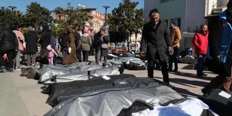 Sube a más de 36.000 el número de fallecidos en Turquía por los terremotos