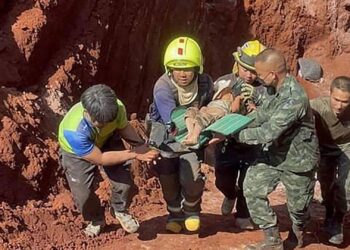 En Tailandia rescatan con vida a una bebé que pasó 17 horas atrapada en un pozo de diez metros de profundidad
