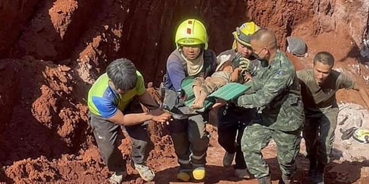 En Tailandia rescatan con vida a una bebé que pasó 17 horas atrapada en un pozo de diez metros de profundidad