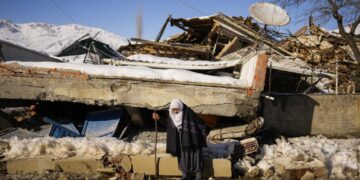 Rescatistas se marchan tras escasas probabilidades de encontrar sobrevivientes en Turquía