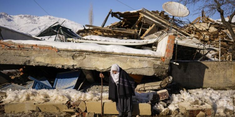 Rescatistas se marchan tras escasas probabilidades de encontrar sobrevivientes en Turquía