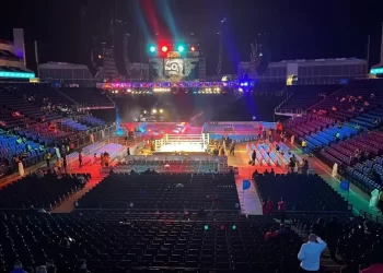 Estadio vacío, 30 minutos de retraso y un final sin sorpresas: la excusa de Floyd Mayweather ante la ausencia de público en su última pelea