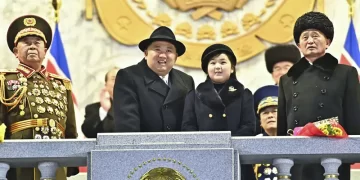 Kim Jong Un muestra a su hija y misiles en desfile norcoreano