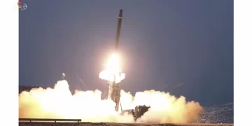 Corea del Norte dispara 2 misiles en pruebas condenadas por vecinos