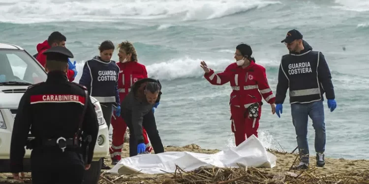 62 muertos en tragedia de migrantes en Italia; faltan docenas