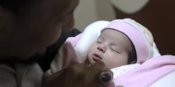 Unos tíos adoptan a la bebé siria rescatada tras el terremoto que mató al resto de su familia