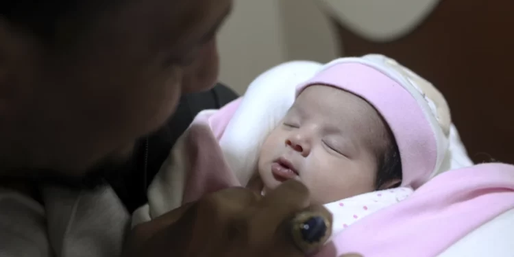 Unos tíos adoptan a la bebé siria rescatada tras el terremoto que mató al resto de su familia