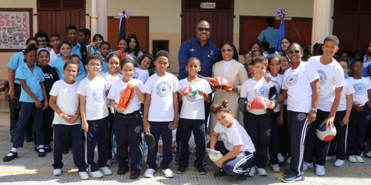 Instituto Nacional de Educación Física entrega utilería deportiva al Colegio Santa Clara de la Ciudad Colonial