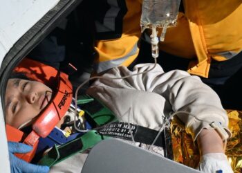 Nuevo milagro en Turquía: Rescatan con vida a una adolescente 10 días después del terremoto