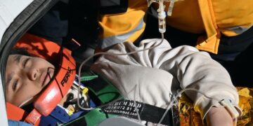 Nuevo milagro en Turquía: Rescatan con vida a una adolescente 10 días después del terremoto