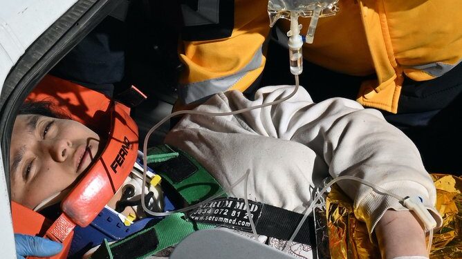 Nuevo milagro en Turquía: Rescatan con vida a una adolescente 10 días después del terremoto