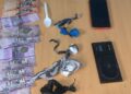 Policía apresa dos hombres por comercializar drogas en Bahoruco 