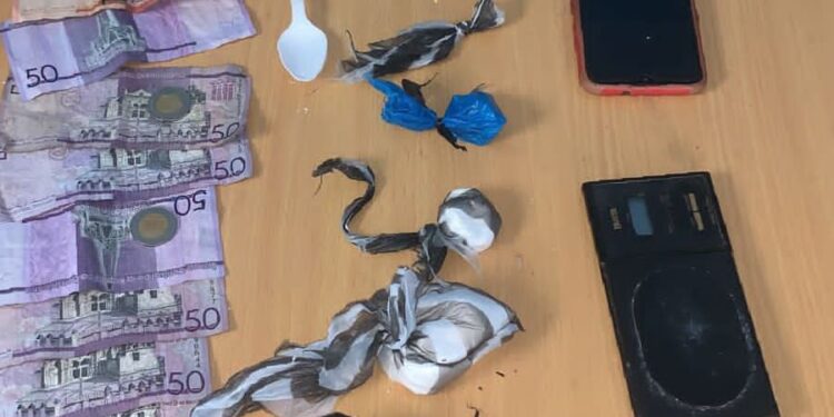 Policía apresa dos hombres por comercializar drogas en Bahoruco 