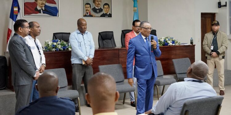 Director Migración reúne personal administrativo busca mejorar flujo migratorio irregular