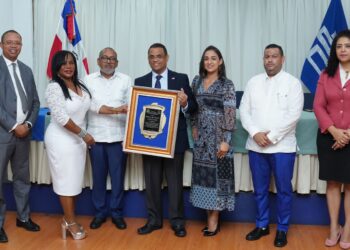 Reconocen a Mérido Torres por su destacada trayectoria como profesional del derecho