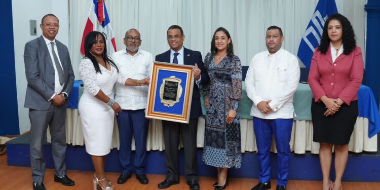 Reconocen a Mérido Torres por su destacada trayectoria como profesional del derecho