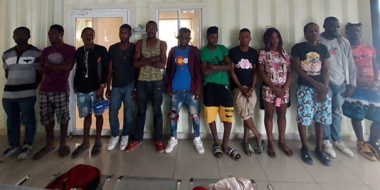 Agentes de Migración apresan Jeepeta y conductor transportaba 13 haitianos ilegales