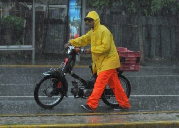 Débil vaguada al norte del país generando lluvias dispersas