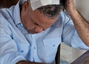 Torito se golpea con puerta Yipeta del presidente, recibe 4 puntos