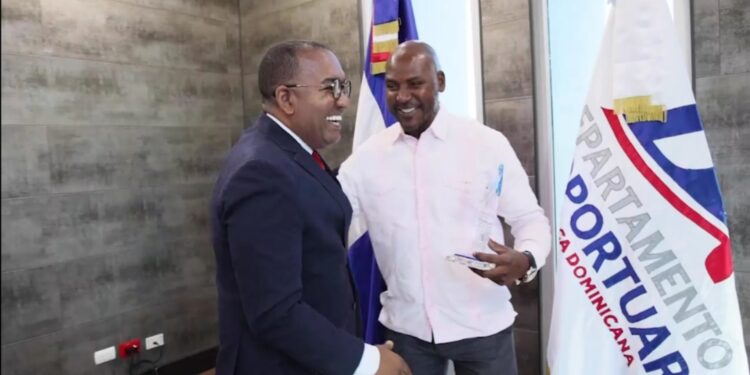 Reporteros gráficos reconocen trabajo de Víctor Pichardo, director del DA