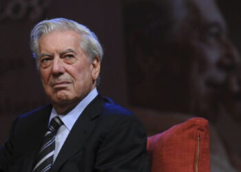 Vargas Llosa hace historia como primer escritor de habla hispana en la Academia Francesa
