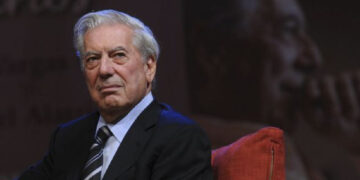 Vargas Llosa hace historia como primer escritor de habla hispana en la Academia Francesa