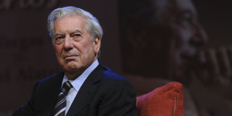 Vargas Llosa hace historia como primer escritor de habla hispana en la Academia Francesa