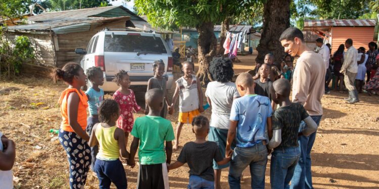 FUMEBO realiza actividad con niños de escasos recursos en Monte Plata