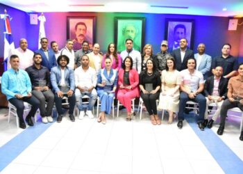 Alcalde Kelvin Cruz reconoce 9 jóvenes meritorios de La Vega
