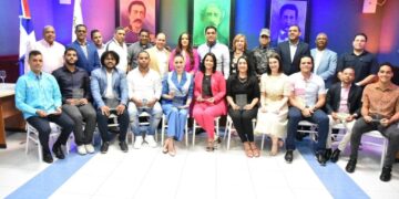 Alcalde Kelvin Cruz reconoce 9 jóvenes meritorios de La Vega